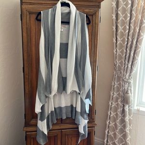 Woodleigh grey and white stripe long waterfall draped vest. Size M/L
